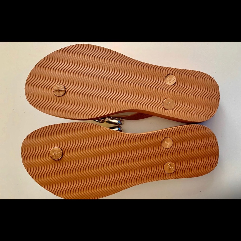 Multicolor flip sandals